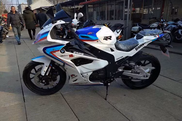 Tay lái của xe cung là dạng clip-on thể thao như cũng được làm nhái, nhưng được bố trí cao nên tư thế ngồi sẽ không được chồm hẳn như nguyên bản S1000RR của BMW. Sau khi đăng bài rao bán mẫu xe này, nhiều người dùng xe đã bình luận và tỏ ra quan tâm đến mẫu xe này. Trong khi đó số khác lại nhận ra ngay đây là sản phẩm nhái S1000RR do thương hiệu môtô Trung Quốc thực hiện.