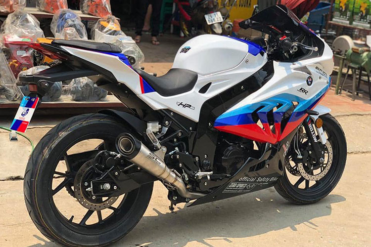 Cụ thể, chiếc môtô mang nhãn hiệu Beauty Moto có thiết kế xe rất giống với S1000RR đời 2019 trở về trước, đặc trưng với thiết kế đèn pha bất đối xứng và yếm phải của xe có hốc gió tạo hình mang cá mập. Đuôi xe cũng có thiết kế vuốt ngược với mặt đèn phanh giống hệt với S1000RR.