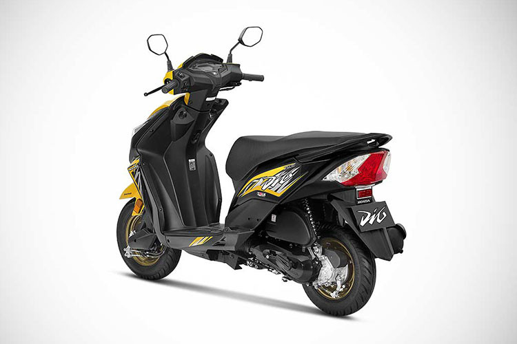 Đồng hồ của Honda Dio Delexue 2018 cũng là loại kỹ thuật số hoàn toàn, thay cho đồng hồ analog ở bản tiêu chuẩn. Mặt nạ của xe cùng bộ tem mới được thiết kế thể thao, góc cạnh. Trong khi đó hai bên yếm của xe được gắn thêm miếng ốp nhựa tạo hình đi cùng bộ tem đấu mới.