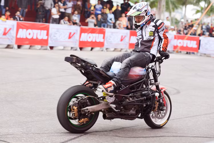 Khởi đầu là Hiroyuki Oagawa, stunter đến từ Nhật Bản đã mang đến những màn biểu diễn đầy phấn khích cho người xem. Anh chàng này đã thường xuyên thực hiện những động tác khó như Biscuit Eater (bốc đuôi với chân vắt lên tay lái), donut (đốt lốp theo vòng tròn), burnout (đốt lốp), switchback (ngồi ngược lái xe)... đầy phấn khích.