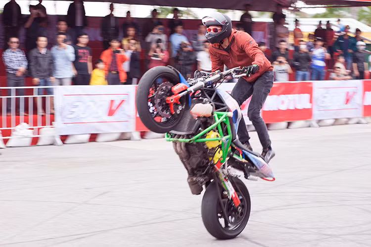 Anh chàng Aaron Twite người Mỹ - đã gắn bó với Việt Nam cùng Motul Stunt Fest tới 4 mùa liên tiếp. Anh được xem là một trong số những stunter nổi tiếng nhất Thế giới hiện nay khi thường xuyên tham dự những giải đấu lớn khắp mọi nơi trên Thế giới, đặc biệt là trình diễn tại MotoGP Malaysia thời gian gần đây.