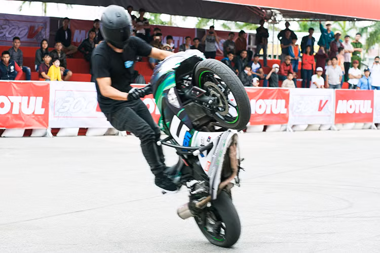 Về xe thi đấu, dù thể lệ tham gia không giới hạn về loại xe nhưng gần như tất cả các thí sinh đều sử dụng xe có khung dạng backbone, bình xăng nằm ở trước người lái. Đặc biệt ở mùa giải thi đấu năm nay, các mẫu xe dung tích lớn cũng xuất hiện nhiều hơn, đơn cử như nhà vô địch năm 2016 Nguyễn Tuấn Anh sử dụng chiếc xe Kawasaki Ninja 300.