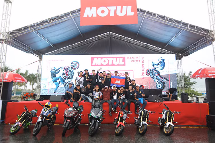  Sau 2 ngày tranh tài, cuộc thi Motul Stunt Fest 2017 đã khép lại cực kỳ thành công. Với những kinh nghiệm đã thu được tại cuộc thi năm nay, hy vọng rằng ở mùa giải 2018 sắp tới đây, không chỉ các Stunter trong khu vực mà Stunter khắp nơi trên thế giới cũng sẽ tham dự giải đấu.