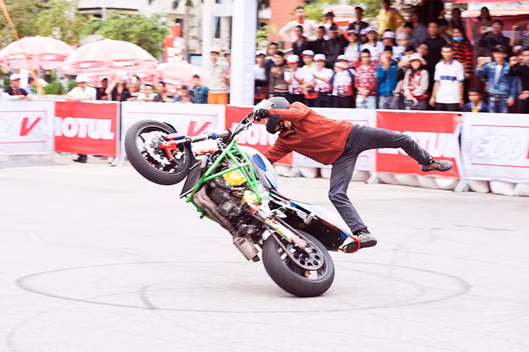 Nếu như phần trình diễn của stunter người Nhật - Hiroyuki Ogawa nhanh chóng đốt nóng không khí với khả năng kiểm soát “chiến mã” nhuần nhuyễn với kỹ thuật làm xiếc trên chiếc môtô thì Aaron Twite lại nhẹ nhàng cống hiến những màn biểu diễn đầy "chất thơ" dành cho khán giả.