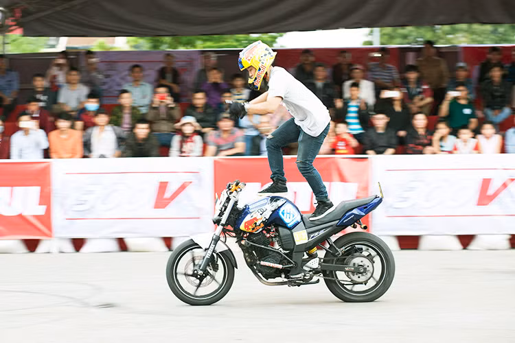 Năm nay, các stunter vẫn đem tới cho khán giả các kỹ thuật quen thuộc như wheelie (bốc đầu), stoppie (bốc đuôi), Biscuit Eater (bốc đuôi với chân vắt lên tay lái), donut (đốt lốp theo vòng tròn), burnout (đốt lốp), switchback (ngồi ngược lái xe), drift và acrobatics (liên tục đổi các tư thế khác thường khi điều khiển xe).