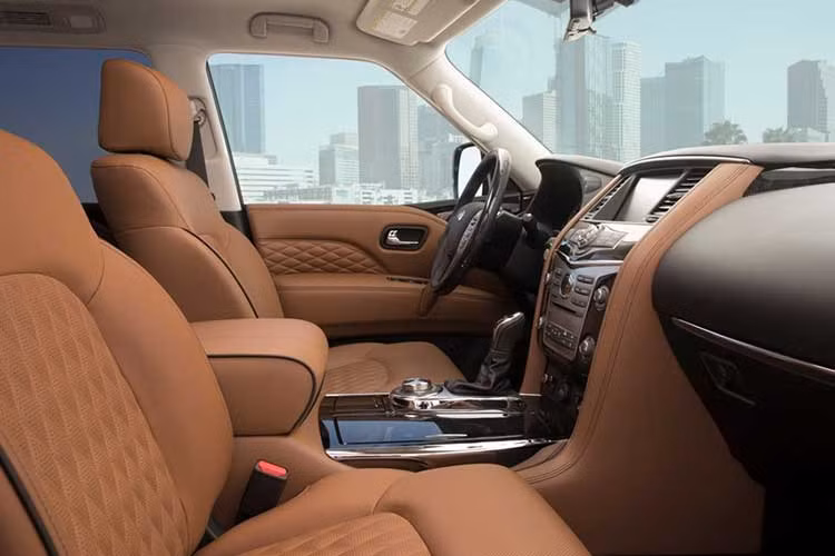 Xe trang bị nhiều công nghệ hỗ trợ lái xe. Cụ thể, QX80 có đến 5 camera và 3 cảm biến để đọc tình hình và giám sát tình hình giao thông xung quanh. Bố cục sắp xếp ghế ngồi của Infiniti QX80 dạng 2-2-3, chứ không phải dạng 2-3-3 như thông thường. Màn hình giải trí tăng kích thước lên 8 inch, độ phân giải cao hơn và hỗ trợ 31 ngôn ngữ khác nhau.