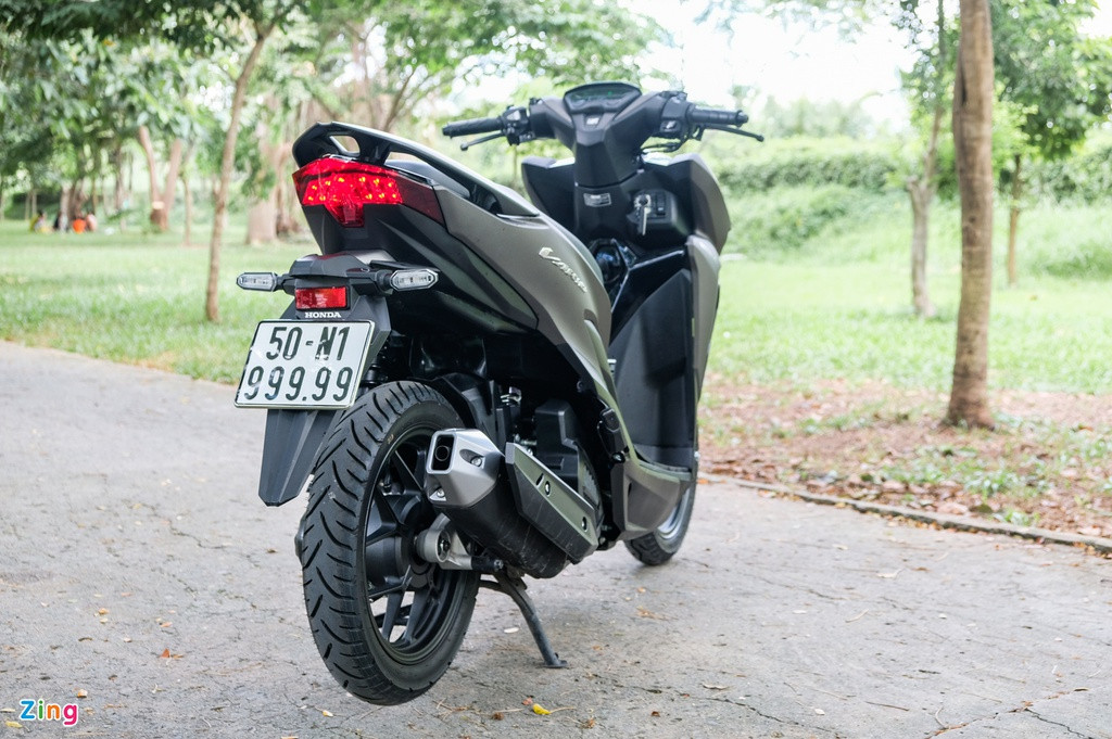 Chiếc Honda Vario giá 900 triệu này đang hot này thuộc sở hữu của anh Hưng Từ - chủ cửa hàng xe máy 176 (quận 6 - TP.HCM). Ban đầu, chiếc Vario này thuộc sở hữu của một người phụ nữ tại quận Bình Tân, vừa được đăng ký hồi cuối tháng 6/2020.