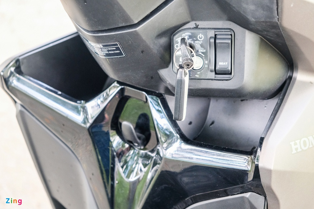 So với Vario 150, Honda Vario 125 mới có một số khác biệt như cặp mâm đa chấu thẳng và hệ thống khóa cơ (Vario 150 sử dụng khóa thông minh).