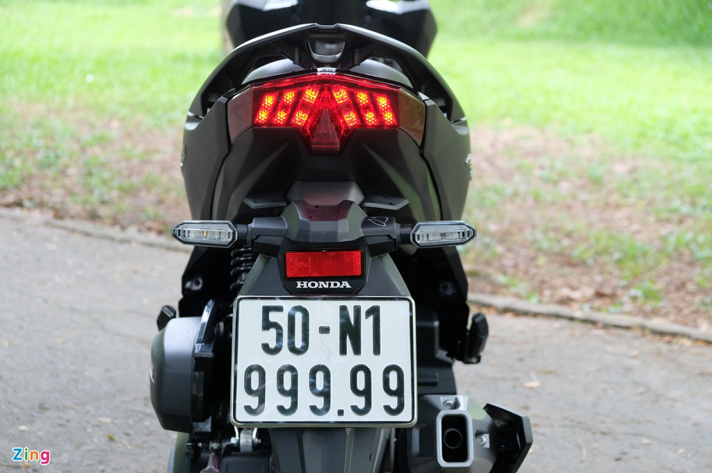Theo nhân viên cửa hàng, chiếc Vario này thuộc phiên bản 125, đời 2020 mới nhất. Nhờ sở hữu biển số đẹp, chiếc tay ga được rao bán với giá 900 triệu đồng, gấp 20 lần mức giá 45 triệu đồng của xe nguyên bản.