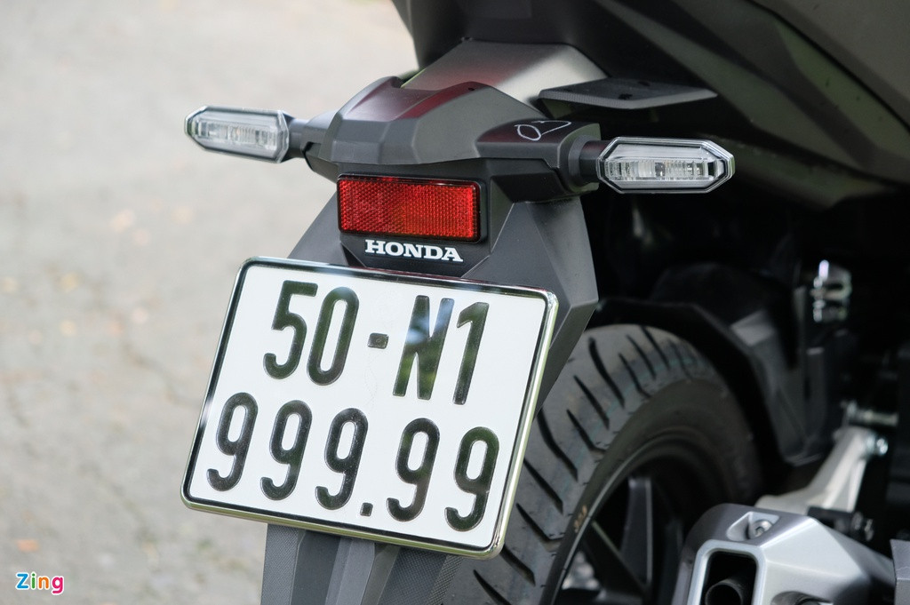 Trong văn hóa phương Đông, số 9 được ưa chuộng nhờ ý nghĩa may mắn, lâu dài. Do đó, biển số xe có số 9 rất được quan tâm, nhất là tại Việt Nam và Trung Quốc. Những biển số có càng nhiều số 9 thì giá trị sang nhượng càng lớn.