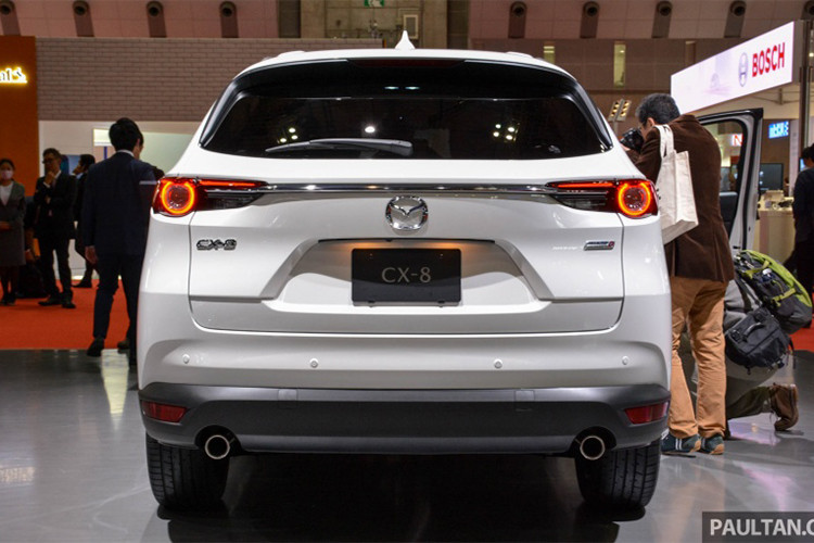 Nhìn chung cách bố trí mặt ca lăng và đèn pha không có nhiều khác biệt so với cả CX-5 và CX-9, hốc hút gió và cản trước được làm mới hoàn toàn khá lạ mắt. Phía đuôi xe, cụm đèn hậu vót nhọn thon gọn được nối liền bằng thanh nẹp crom sáng bóng. Phía dưới là dòng chữ tên xe - CX-8.
