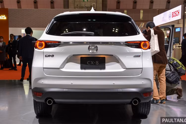 Nhìn chung cách bố trí mặt ca lăng và đèn pha không có nhiều khác biệt so với cả CX-5 và CX-9, hốc hút gió và cản trước được làm mới hoàn toàn khá lạ mắt. Phía đuôi xe, cụm đèn hậu vót nhọn thon gọn được nối liền bằng thanh nẹp crom sáng bóng. Phía dưới là dòng chữ tên xe - CX-8.