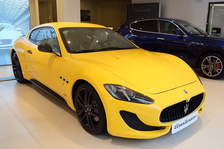Mỗi chiếc xe sang thể thao thương hiệu Ý khi xuất xưởng đều có những trang bị riêng, chiếc Maserati GranTurismo Sport mới này cũng không phải ngoại lệ. Xe sở hữu ngoại thất màu vàng Giallo bắt mắt. Đây cũng là chiếc thứ hai tại Việt Nam mang màu sơn này, trước đó là một chiếc GranTurismo MC Stradale đang ở Hà Nội.