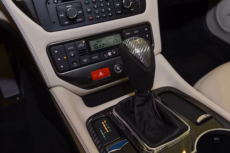 Vì thuộc phiên bản cũ nên bảng điều khiển trung tâm của GranTurismo vẫn chưa thực sự đẹp như bản Facelift 2018… Một điểm thú vị trên mẫu xe thể thao hạng sang Maserati GranTurismo Sport là xe vẫn khởi động bằng cách xoay chìa khoá kiểu truyền thống.