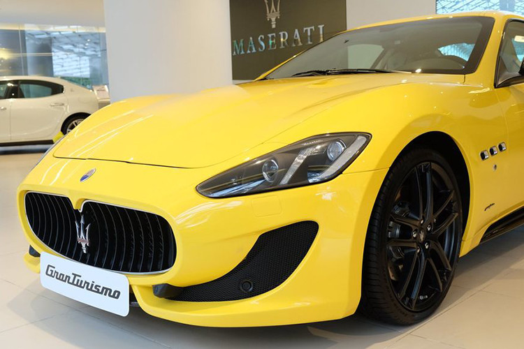Theo đại diện hãng xe sang Ý cho hay, chiếc Maserati GranTurismo Sport này được nhập về nước từ tháng 9 nhưng phải đến tận bây giờ xe mới được hoàn thiện thủ tục để trưng bày tại TP HCM. Xe được đưa về theo diện nhập khẩu chính hãng từ Maserati tại Việt Nam và có mức giá hơn 12 tỷ đồng.
