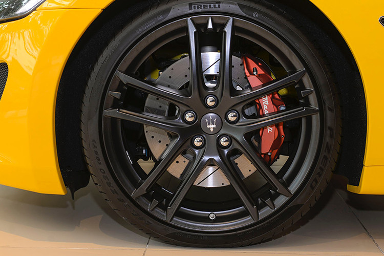 Maserati GranTurismo Sport còn được trang bị bộ mâm hợp kim kích thước 20 inch ‘’MC Matte Graphite’’ và cùm phanh sơn màu đỏ. Thêm vào đó là gói trang bị carbon xung quanh xe phối màu khá ấn tượng.