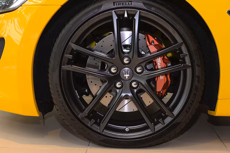 Maserati GranTurismo Sport còn được trang bị bộ mâm hợp kim kích thước 20 inch ‘’MC Matte Graphite’’ và cùm phanh sơn màu đỏ. Thêm vào đó là gói trang bị carbon xung quanh xe phối màu khá ấn tượng.