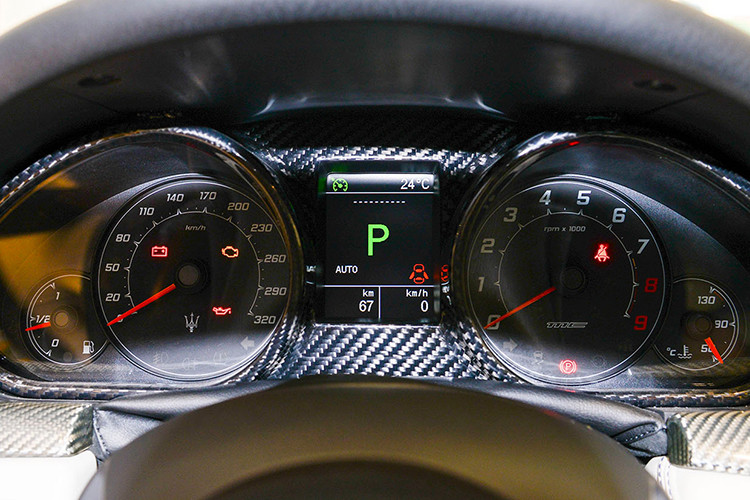 Xe được trang bị vô-lăng ba chấu thể thao kích thước lớn bọc Alcantara tích hợp lẫy chuyển số nằm ở phía sau. Cụm đồng hồ bao gồm 4 đồng hồ dạng analog và một màn hình màu hiển thị thông tin ở giữa. Màn hình giải trí của xe có kích thước 7 inch và đồng hồ cơ nằm chính giữa.