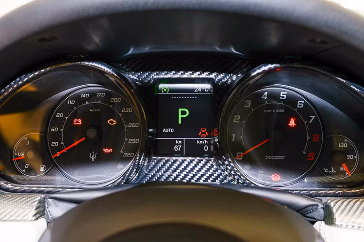 Xe được trang bị vô-lăng ba chấu thể thao kích thước lớn bọc Alcantara tích hợp lẫy chuyển số nằm ở phía sau. Cụm đồng hồ bao gồm 4 đồng hồ dạng analog và một màn hình màu hiển thị thông tin ở giữa. Màn hình giải trí của xe có kích thước 7 inch và đồng hồ cơ nằm chính giữa.