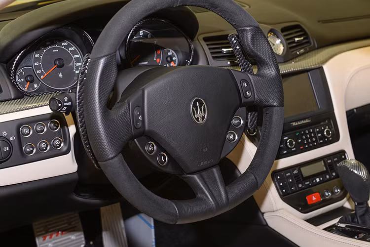 Là thương hiệu xe thể thao hạng sang nên chất liệu bên trong Maserati GranTurismo Sport đều thuộc hàng cao cấp. Khoang nội thất này là sự kết hợp của Alcantara và sợi carbon. Ghế ngồi thể thao bọc da trắng với chỉ khâu thủ công màu xanh tương phản. Trần xe bọc da lộn.