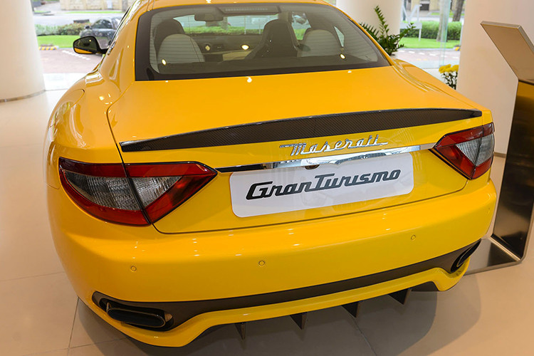 Phía sau, xe sở hữu đèn hậu ba cạnh với đèn phanh bọc ngoài, bên trong là đèn lùi và xi-nhan. Cản sau của xe cũng giống như phần đầu, được trang trí với ốp màu đen nổi bật. Cánh giớ sợi carbon vuốt nhẹ, hệ thống ống xả hình bầu dục được sơn đen bên trong, bên ngoài bọc sợi carbon.