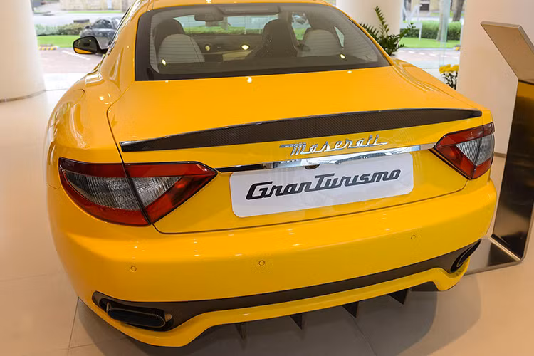 Phía sau, xe sở hữu đèn hậu ba cạnh với đèn phanh bọc ngoài, bên trong là đèn lùi và xi-nhan. Cản sau của xe cũng giống như phần đầu, được trang trí với ốp màu đen nổi bật. Cánh giớ sợi carbon vuốt nhẹ, hệ thống ống xả hình bầu dục được sơn đen bên trong, bên ngoài bọc sợi carbon.