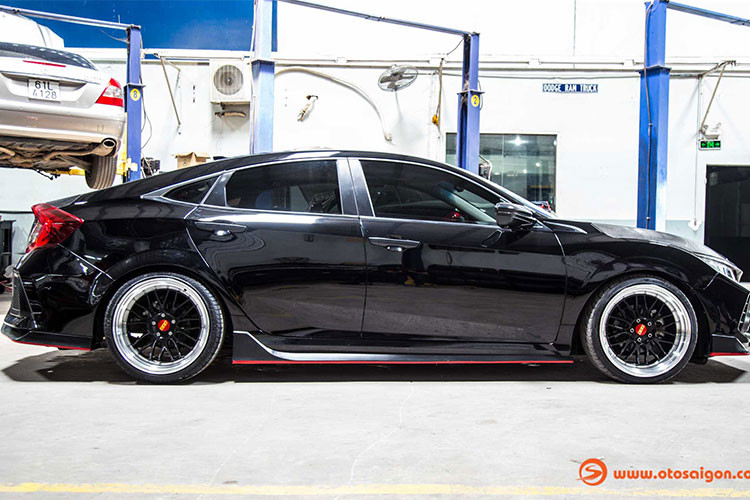 Về chiếc Honda Civic 1.5 Turbo 2017 này, chủ nhân chiếc xe tại Sài Gòn vẫn chưa hài lòng với kiểu dáng và công suất nguyên bản, chính vì vậy anh đã quyết định nâng tầm xe theo phong cách Civic Type R 2018 (FK8). Xe đã được độ kiểu dáng, nội thất và cả hiệu suất động cơ.
