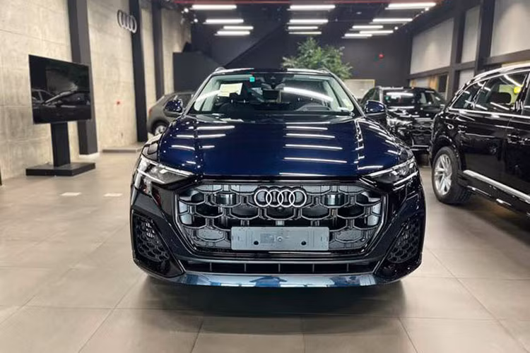 Giá xe Audi Q8 2024 tại Việt Nam niêm yết ở mức 4,1 tỷ đồng với 1 phiên bản S-line duy nhất. So với đối thủ Mercedes-Benz GLE 450 4Matic Coupe (4,849 tỷ đồng) hay BMW X6 (4,459 tỷ đồng), Audi Q8 có giá mềm hơn. Ngoài ra khi mua xe, Audi Việt Nam tặng thêm tính năng đèn LED chiếu sáng ở cửa trước và cửa sau.