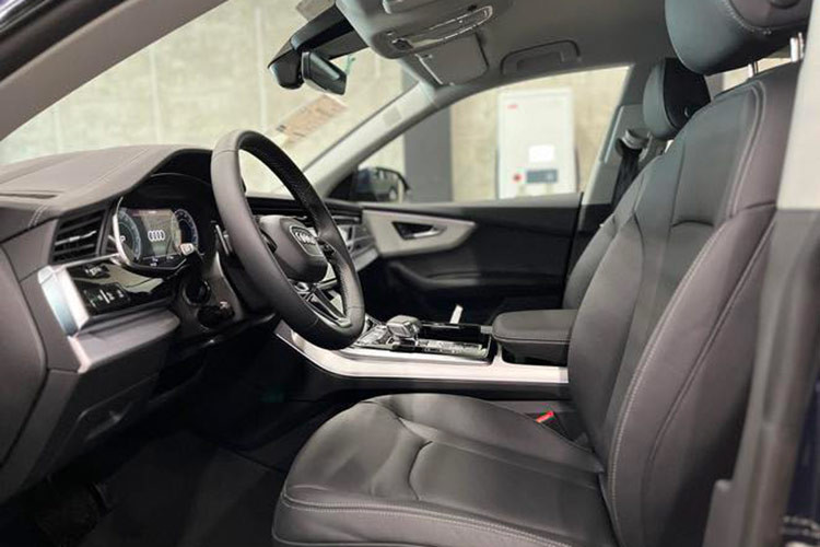 Audi Q8 2024 mới được trang bị động cơ Mild Hybrid V6 3.0L TFSI, sản sinh công suất tối đa 340 mã lực (250kW) và mô-men xoắn cực đại đạt 500Nm. Audi Q8 55 TFSI có khả năng tăng tốc từ 0-100km/h trong vòng 5,9 giây và tốc độ tối đa giới hạn ở 245km/h.