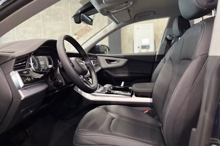 Audi Q8 2024 mới được trang bị động cơ Mild Hybrid V6 3.0L TFSI, sản sinh công suất tối đa 340 mã lực (250kW) và mô-men xoắn cực đại đạt 500Nm. Audi Q8 55 TFSI có khả năng tăng tốc từ 0-100km/h trong vòng 5,9 giây và tốc độ tối đa giới hạn ở 245km/h.