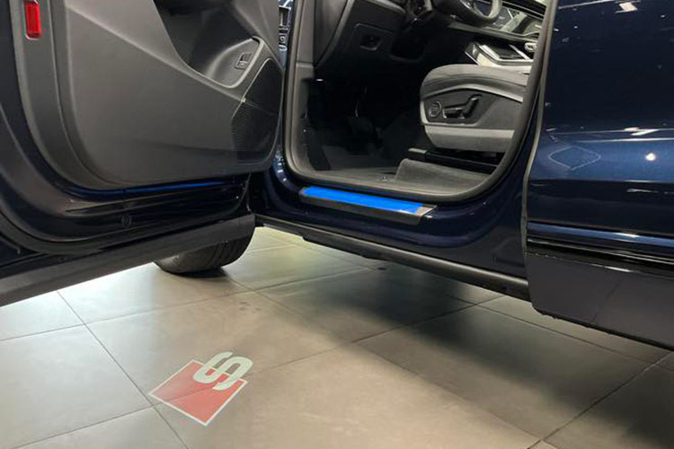 Phiên bản của mẫu xe SUV hạng sang Audi Q8 2024 này cũng có hệ thống T đèn pha LED matrix với tia laser tăng phạm vi chùm sáng, trong khi đèn hậu với thanh LED vắt ngang thân xe được nâng cấp với công nghệ OLED...