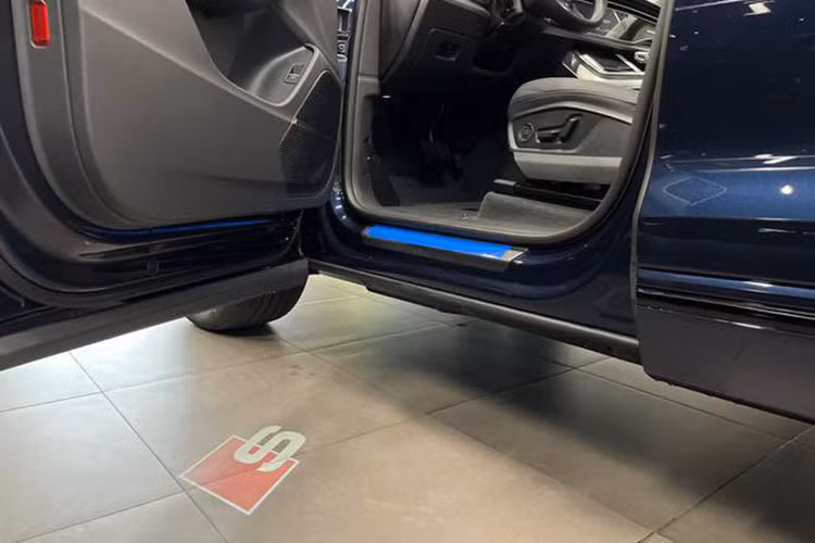 Phiên bản của mẫu xe SUV hạng sang Audi Q8 2024 này cũng có hệ thống T đèn pha LED matrix với tia laser tăng phạm vi chùm sáng, trong khi đèn hậu với thanh LED vắt ngang thân xe được nâng cấp với công nghệ OLED...