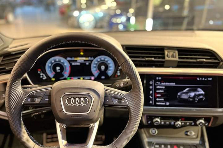 Audi Q8 S-Line chính hãng tại Việt Nam sẽ được trang bị một số tính năng như: Camera 360 độ, hệ thống hiển thị thông tin trên kính lái (HUD), sạc không dây, cổng sạc USB-C hàng ghế trước và sau... Audi Q8 cũng được trang bị thêm hệ thống an toàn chủ động - hỗ trợ người lái với tính năng cảnh báo làn đường và tính năng tiền cảnh báo Audi.