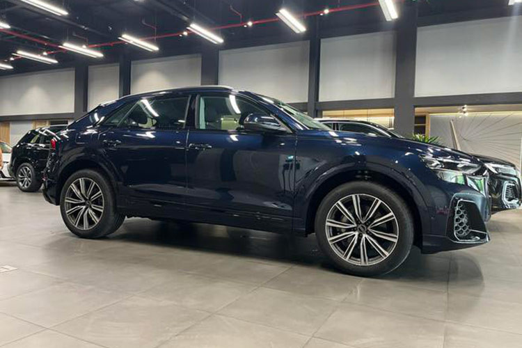 Audi Q8 2024 tại Việt Nam là mẫu SUV cao cấp nhất trong dải sản phẩm điện hóa của thương hiệu mang biểu tượng bốn vòng tròn. Kích thước dài, rộng, cao của xe lần lượt là 4.915 x 1.935 x 1.633 mm, đi kèm chiều dài cơ sở 2.923 mm. So với các phiên bản trước đây, Audi Q8 2024 có một số thay đổi về diện mạo thiết kế.