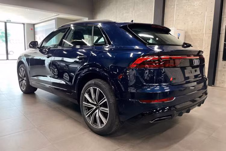 Cụ thể, lưới tản nhiệt của Audi Q8 2024 là dạng khung đơn gồm những thanh thẳng trong khung bát giác được làm mới với thiết kế những giọt nước chữ L ở gói S-line. Hốc gió thiết kế lớn, phủ màu sơn đen bóng đồng bộ với thiết kế lưới tản nhiệt của xe.