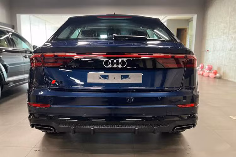 Tính năng an toàn của Audi Q8 2024 thế hệ mới phải kể đến: cảnh báo lệch làn đường, hỗ trợ đỗ xe tự động, tính năng tiền cảnh báo, camera 360 độ, ga tự động tích hợp giới hạn tốc độ, túi khí quanh xe.