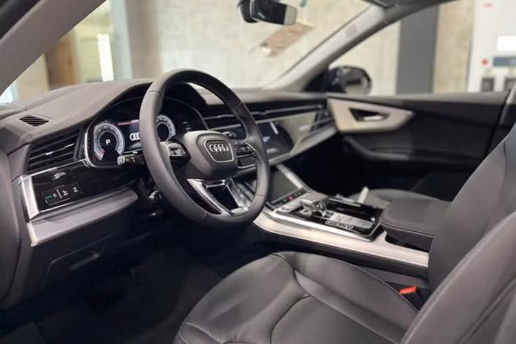 Bên trong nội thất với hệ thống màn hình kỹ thuật số Audi virtual cockpit 12,3-inch hiển thị thông tin cần thiết cho người lái. Màn hình cảm ứng MMI 10,1-inch phía trên hiển thị kiểm soát các thông tin giải trí trong khi màn hình 8,6-inch phía dưới hiển thị nhiệt độ điều hòa và các chức năng tiện ích khác.