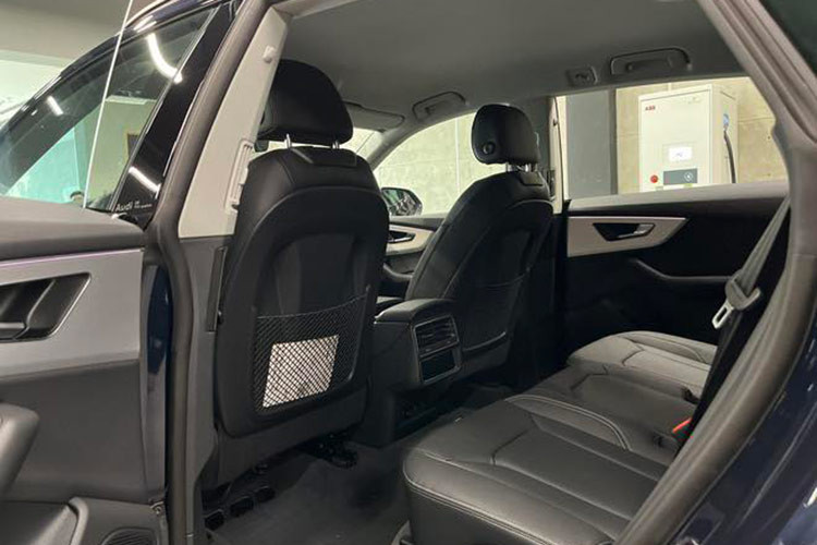 Đi kèm là hộp số tự động Tiptronic 8 cấp cùng hệ truyền động 4 bánh toàn thời gian quattro độc quyền. Hệ thống thông gió đặc biệt cho phép sử dụng trên các cung đường off-road. Với bơm dầu điện, hộp số tiptronic có thể kích hoạt vào số để tái khởi động lại cả khi động cơ đã tắt.