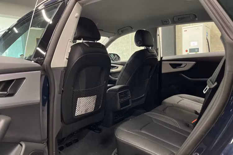 Đi kèm là hộp số tự động Tiptronic 8 cấp cùng hệ truyền động 4 bánh toàn thời gian quattro độc quyền. Hệ thống thông gió đặc biệt cho phép sử dụng trên các cung đường off-road. Với bơm dầu điện, hộp số tiptronic có thể kích hoạt vào số để tái khởi động lại cả khi động cơ đã tắt.