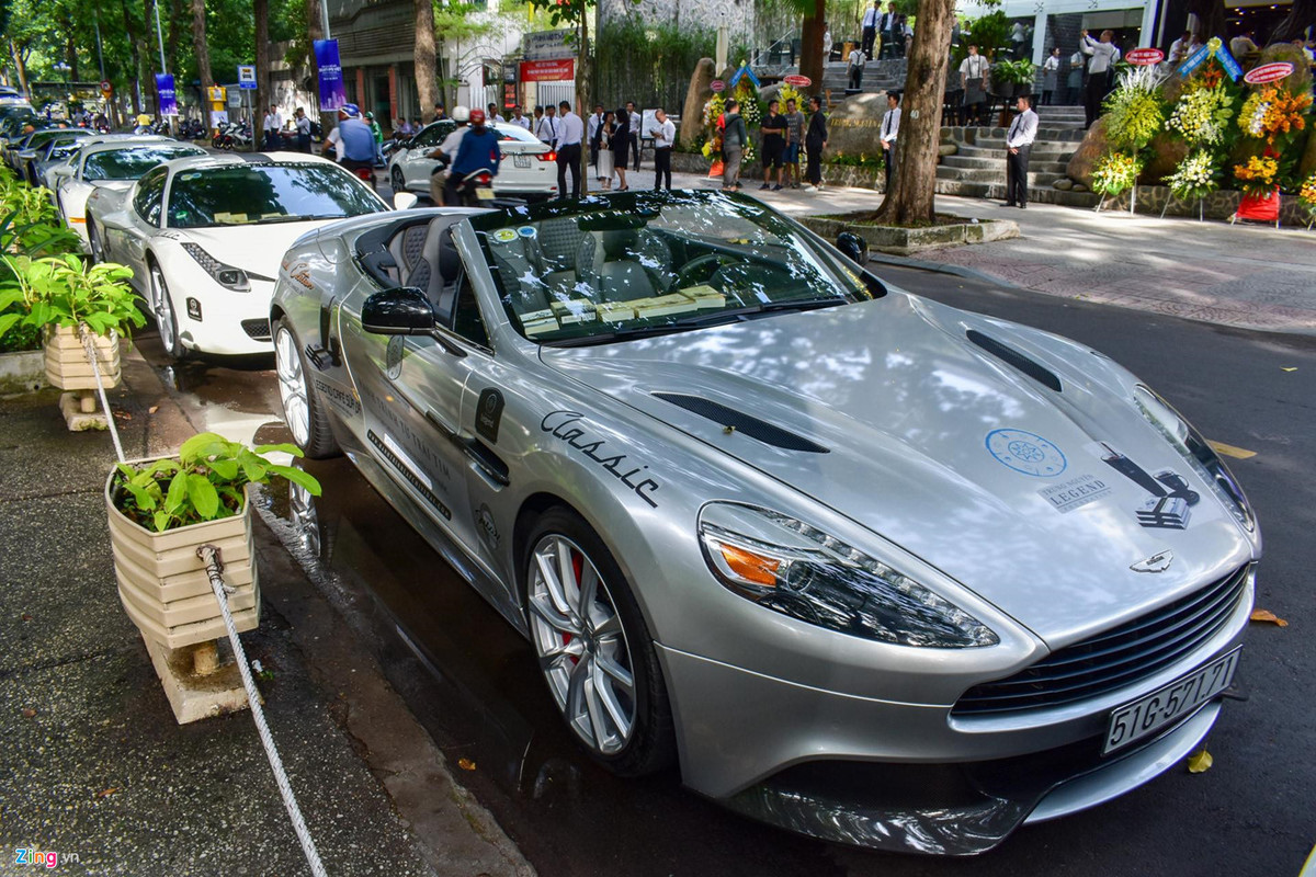 Nói cách khác, dàn siêu xe của ông Đặng Lê Nguyên Vũ có thể nói là một công cụ marketing. Thay vì tốn hàng tỷ đồng để quảng cáo một lần thì Trung Nguyên chi ra hàng trăm tỷ nhưng quảng bá được nhiều lần. Khác với marketing đơn thuần, những chiếc xe vẫn còn giá trị theo năm tháng (dù sẽ bị mất giá theo tỷ lệ nhất định). Trên những chiếc siêu xe luôn xuất hiện các slogan hoặc các dòng sản phẩm của Trung Nguyên.