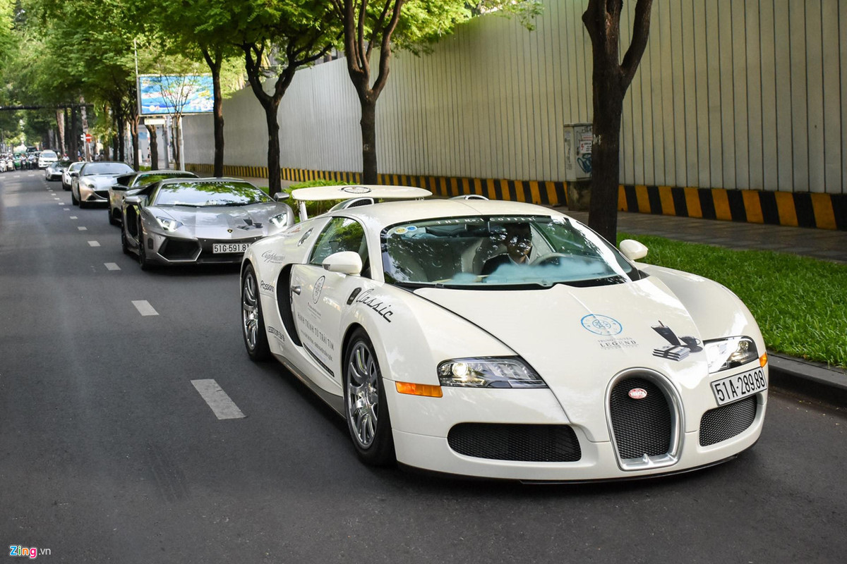 Như đã nói, dàn siêu xe tone trắng-xám này chỉ xuất hiện mỗi khi có sự kiện lớn của Trung Nguyên. Ở mỗi lần xuất hiện, dàn siêu xe của ông Đặng Lê Nguyên Vũ chỉ âm thầm lướt qua, sẽ rất khó để bạn nghe được tiếng gầm rú từ những chiếc siêu xe này. Hiếm ai trên thế giới này mua những chiếc Ferrari hay Lamborghini về mà chẳng thèm nhấn ga để thưởng thức âm thanh mê hoặc. Tuy nhiên, việc này khá phù hợp với tư tưởng phụng sự cộng đồng - ''kinh bang tế thế'' của ông.