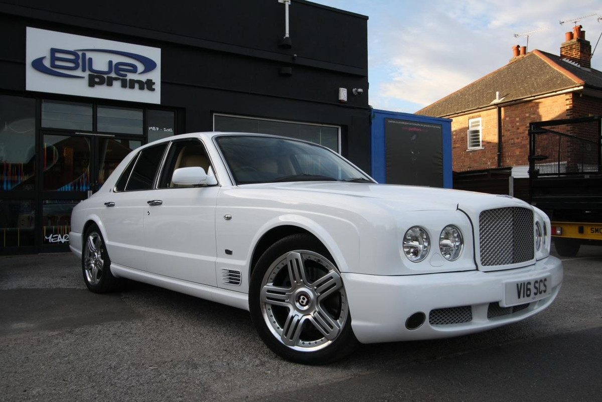 Trong các phiên tòa xét xử vụ ly hôn ''nghìn tỷ'', người ta chỉ thấy ông Đặng Lê Nguyên Vũ di chuyển trên 2 chiếc Bentley Arnage với sự hộ tống của chiếc Range Rover Sport. Những chiếc xe này không phải là xe siêu sang hay siêu xe nổi bật nhất của ông Đặng Lê Nguyên Vũ. Ảnh: MoiBibiki.