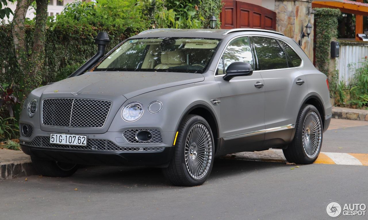 Chiếc Bentley Bentayga gắn ''ống thở'' của ông Vũ gây chú ý trên trang tin về xe AutoGespot. Các tay chơi trên thế giới có thể độ từ ngoài vào trong nhưng ít có ai dám ''phá'' chiếc SUV siêu sang theo cách này. Để gắn ''ổng thở'', một phần của thân xe sẽ bị khoét lỗ, điều chẳng ai muốn làm đối với những mẫu xe siêu sang có giá triệu USD.