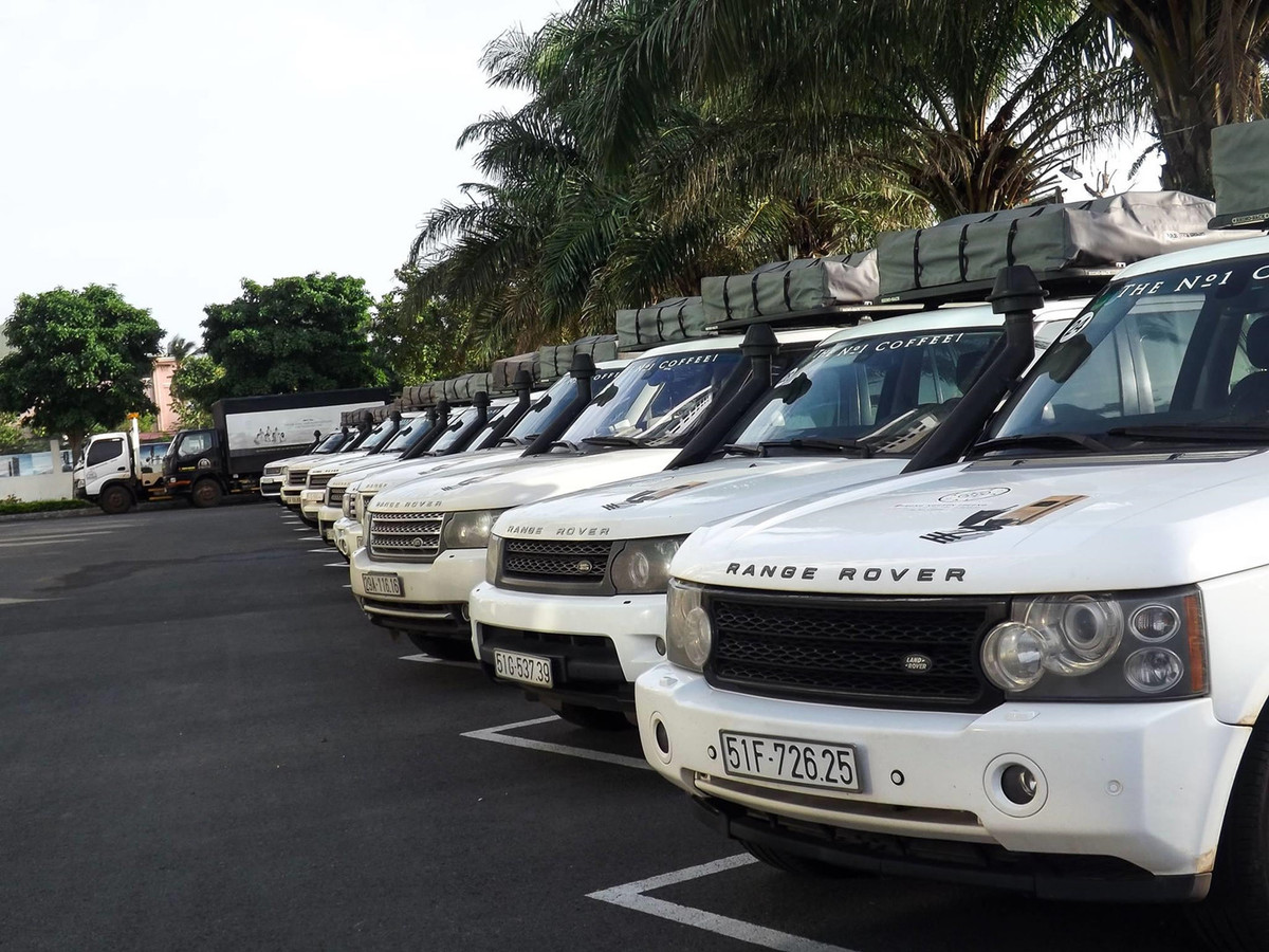 Ngoài thú chơi siêu xe ''không gầm rú'', ông chủ Trung Nguyên còn có lỗi chơi xe SUV rất riêng. Ngoài tone màu trắng-xám, dàn SUV bao gồm những thương hiệu hạng sang như Range Rover, Bentley đều được gắn ống thở cùng dàn phụ kiện off-road chuyên dụng. Không biết vô tình hay cố ý mà đây cũng là một cách quảng bá hữu hiệu cho Trung Nguyên.