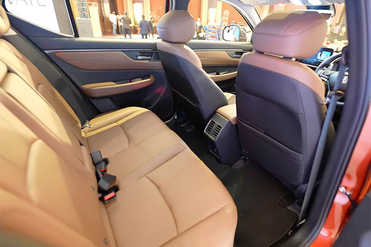 Lợi thế cạnh tranh tiếp theo của mẫu xe này là gói an toàn chủ động Honda Sensing, bao gồm những tính năng như phanh giảm thiểu va chạm, hệ thống cảnh báo lệch làn đường, hệ thống kiểm soát hành trình thích ứng, hỗ trợ giữ làn đường và hỗ trợ đèn pha tự động. Camera quan sát làn đường Honda LaneWatch và camera lùi cũng được trang bị cho xe.