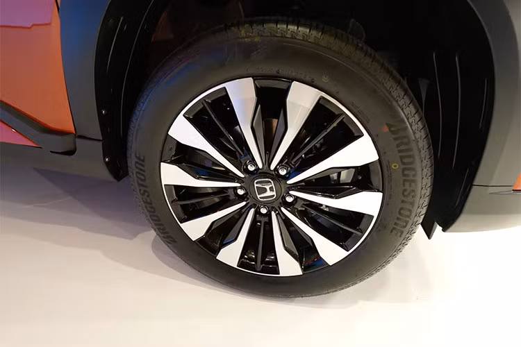 Bên cạnh giá bán cạnh tranh, tân binh nhà Honda còn có những thế mạnh khác như kích thước nhỉnh hơn các đối thủ, đặc biệt là chiều dài cơ sở 2.650 mm và chiều cao gầm 220 mm. Hãng Honda khẳng định đây là mẫu xe có chiều cao gầm lớn nhất trong phân khúc SUV cỡ B tại Ấn Độ. Thêm vào đó là khoang hành lý 458 lít cũng được hãng tuyên bố rộng nhất phân khúc.