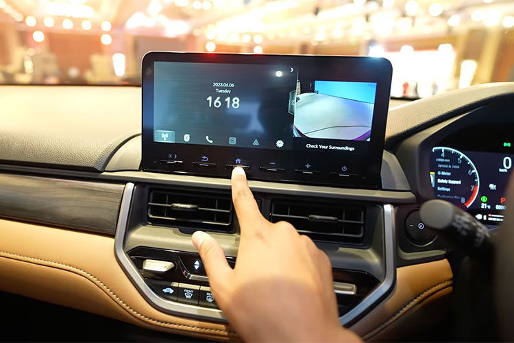 Bên cạnh đó là sạc điện thoại không dây, khởi động nút bấm, cửa sổ trời một mảnh và cửa gió điều hòa dành cho hàng ghế sau. Tuy nhiên, xe vẫn dùng phanh tay chỉnh cơ truyền thống thay vì phanh tay điện tử. Khoang hành lý của mẫu SUV cỡ B này có dung tích 458 lít, được khẳng định là lớn nhất phân khúc. 