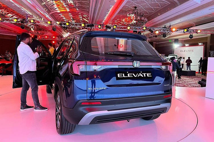 Nằm bên dưới nắp ca-pô của Honda Elevate là động cơ xăng 4 xi-lanh, dung tích 1.5L, dùng chung với đàn anh City. Động cơ cho công suất tối đa 121 mã lực và mô-men xoắn cực đại 145 Nm. Động cơ này đi với hộp số sàn 6 cấp hoặc hộp số biến thiên vô cấp CVT cùng hệ dẫn động cầu trước.