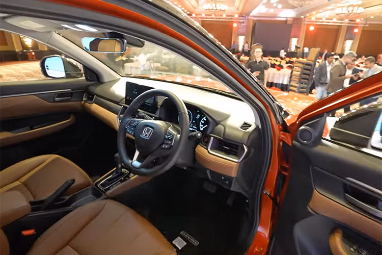 Ở các bản cao cấp, Honda Elevate sở hữu những trang bị như đèn pha LED, dải đèn LED định vị ban ngày, đèn sương mù LED, vành hợp kim 17 inch, bảng đồng hồ analogue với màn hình đa thông tin 7 inch, màn hình cảm ứng trung tâm 10,25 inch đặt nổi trên mặt táp-lô, hỗ trợ kết nối với điện thoại thông minh qua Android Auto/Apple CarPlay...