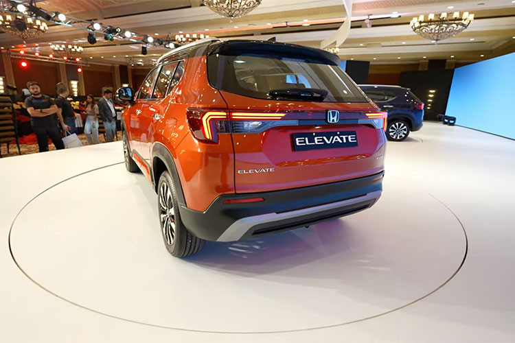 Theo công bố của Honda vào hồi đầu tháng 9 vừa qua, giá xe Honda Elevate 2023 dao động từ 1.099.900 - 1.599.900 Rupee (khoảng 320 - 465 triệu đồng) cho 4 phiên bản. So với các đối thủ như Hyundai Creta (1,087 - 1,815 triệu Rupee) và Kia Seltos (1,09 - 2 triệu Rupee), tân binh nhà Honda có giá khởi điểm ngang ngửa trong khi bản cao cấp rẻ hơn nhiều.